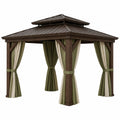 Pérgola de madera con techo de metal y cortinas de poliéster